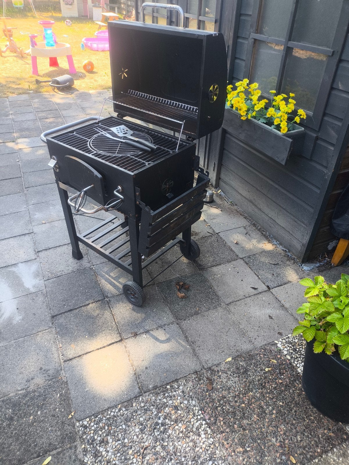 Amerikaanse BBQ met zijtafel, Ophalen, Gebruikt, Jamestown, Met accessoires