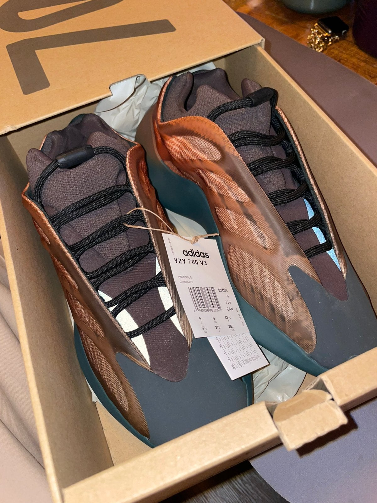Adidas Yeezy 700 V3 “Copper Vade” NIEUW maat 43 1/3, Kleding | Heren, Schoenen, Ophalen of Verzenden, Nieuw, Sneakers of Gympen
