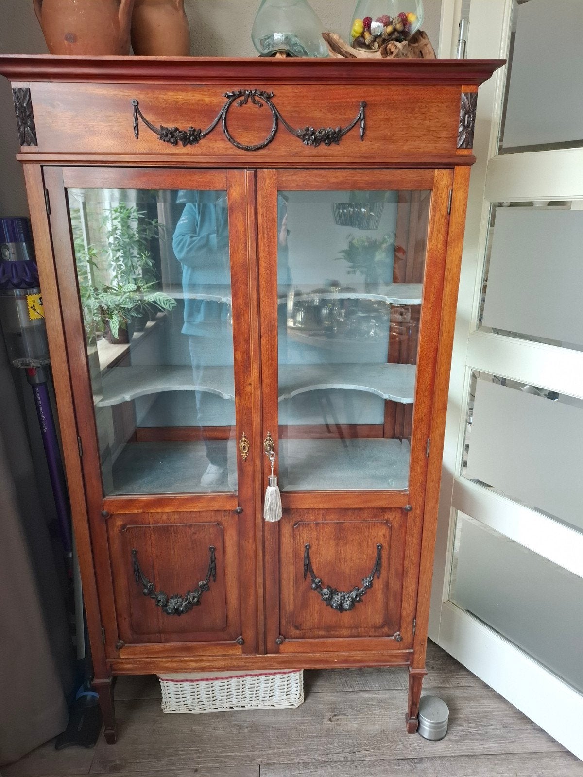 vitrinekast antiek met geslepen glas, Ophalen