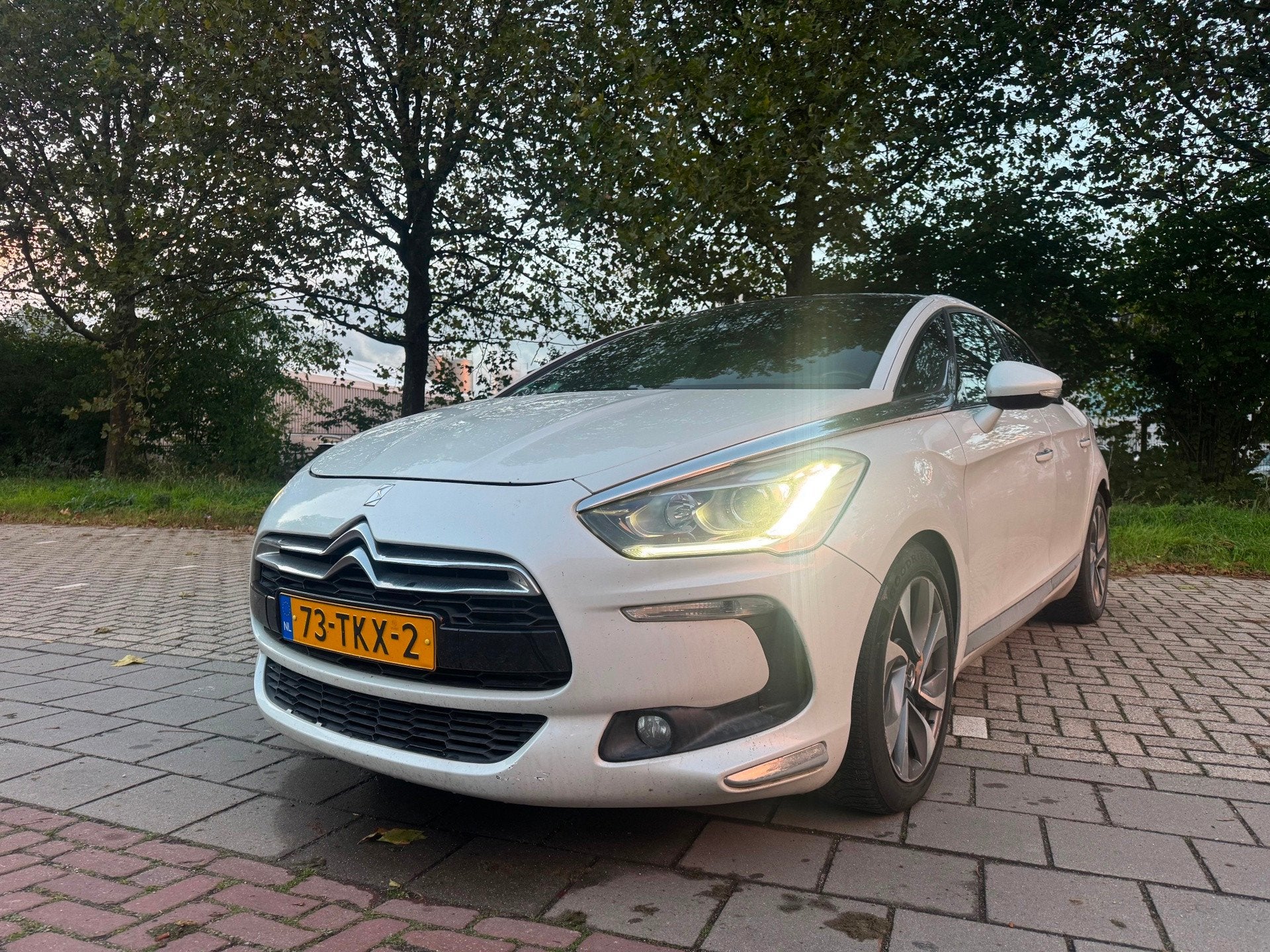 Citroen DS5 1.6 THP So Chic, Gebruikt, Leder en Stof, Wit, 1598 cc