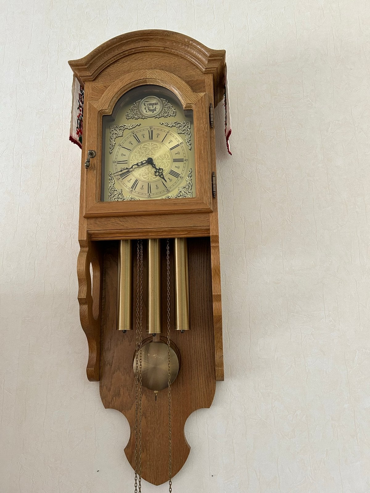 Antieke Tempus Fugit wandklok met slinger, Ophalen