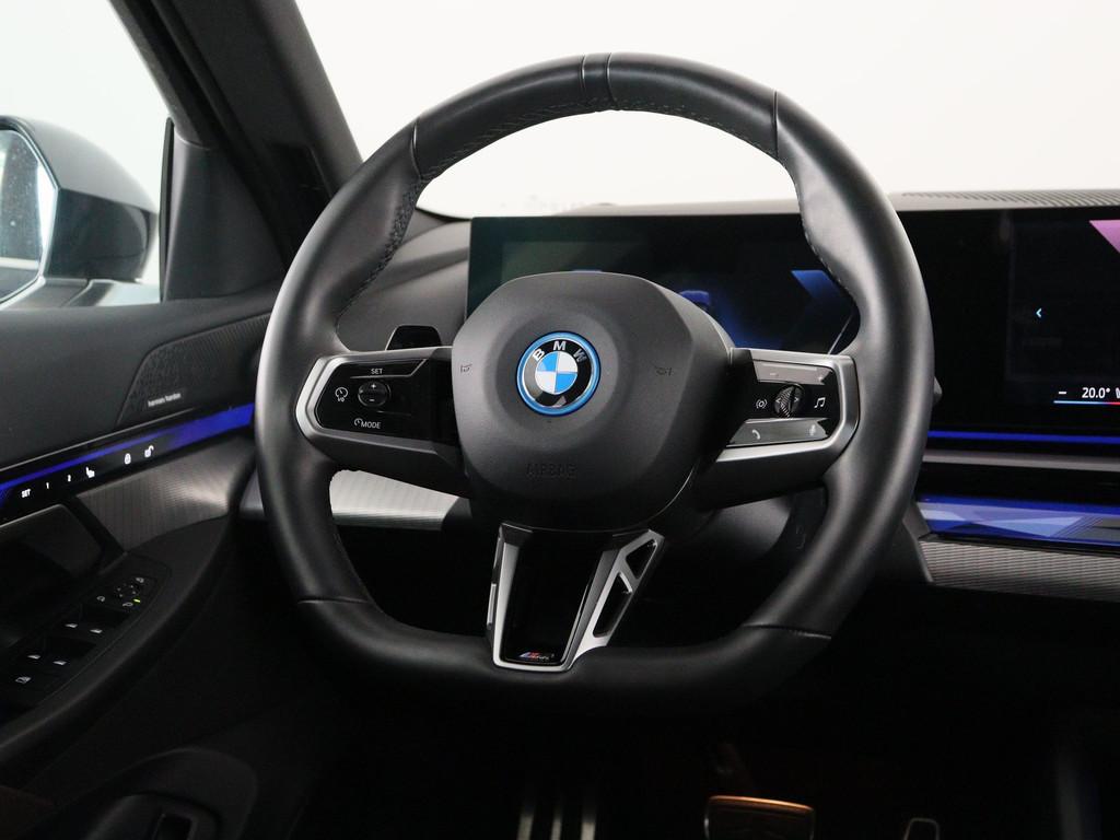 BMW i5 eDrive40 84 kWh M Sport Trekhaak Accu SoH 100%, Auto's, Achterwielaandrijving, Gebruikt, Skiluik, Met garantie (alle)