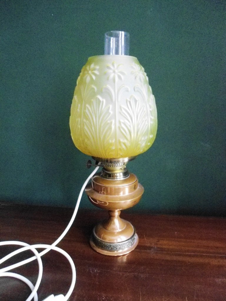 Vintage tafellamp op stroom, olielamp model met glazen kap., Antiek en Kunst, Antiek | Lampen, Ophalen