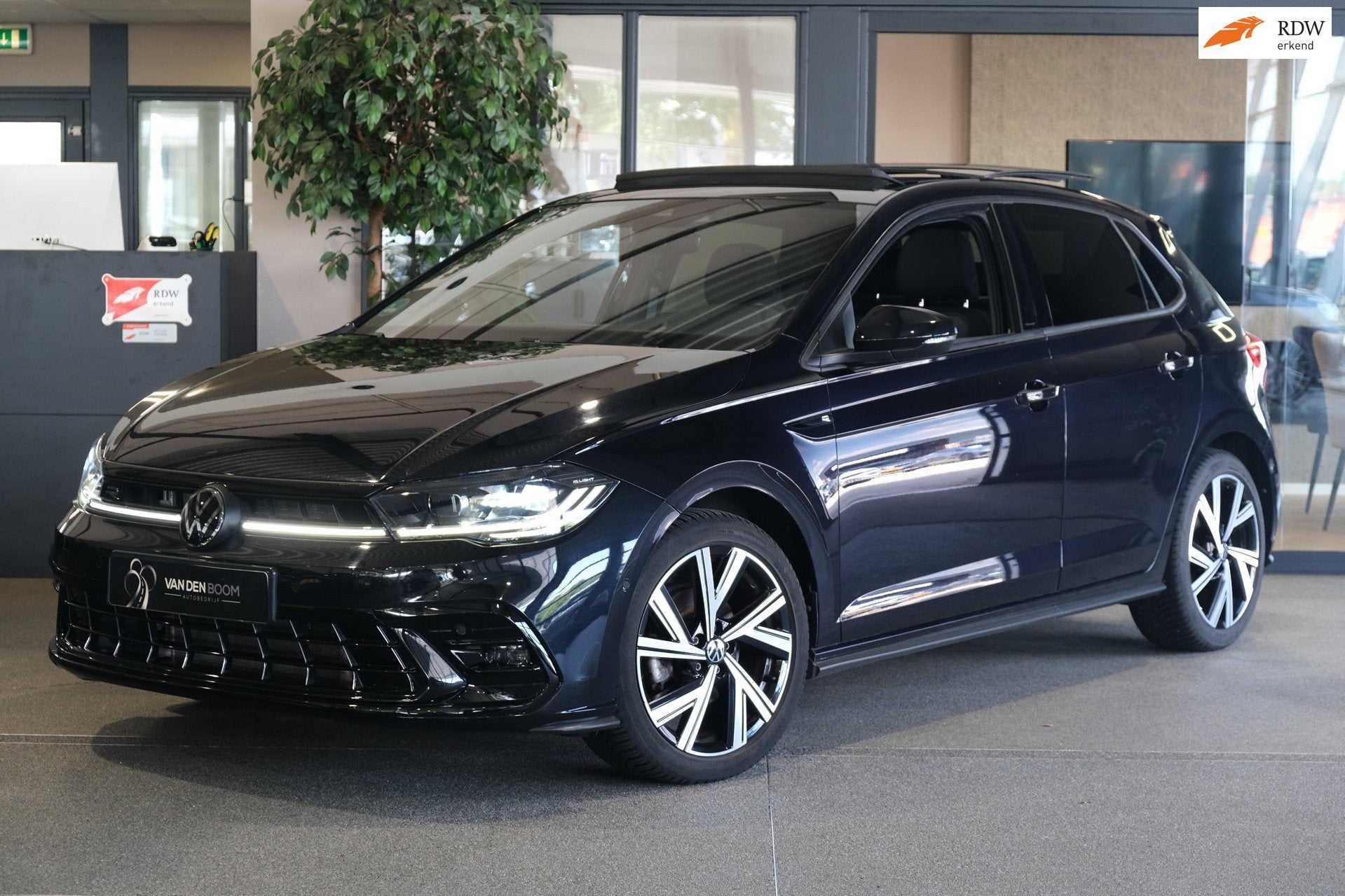 Volkswagen Polo 1.0 TSI 2x R-Line 110PK DSG Facelift Pano IQ, Gebruikt, Zwart, Origineel Nederlands, Bedrijf