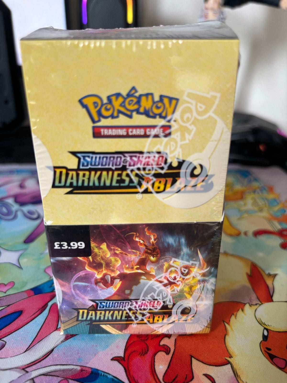 Darkness Ablaze Booster Box (18 packs), Ophalen of Verzenden, Nieuw, Boosterbox