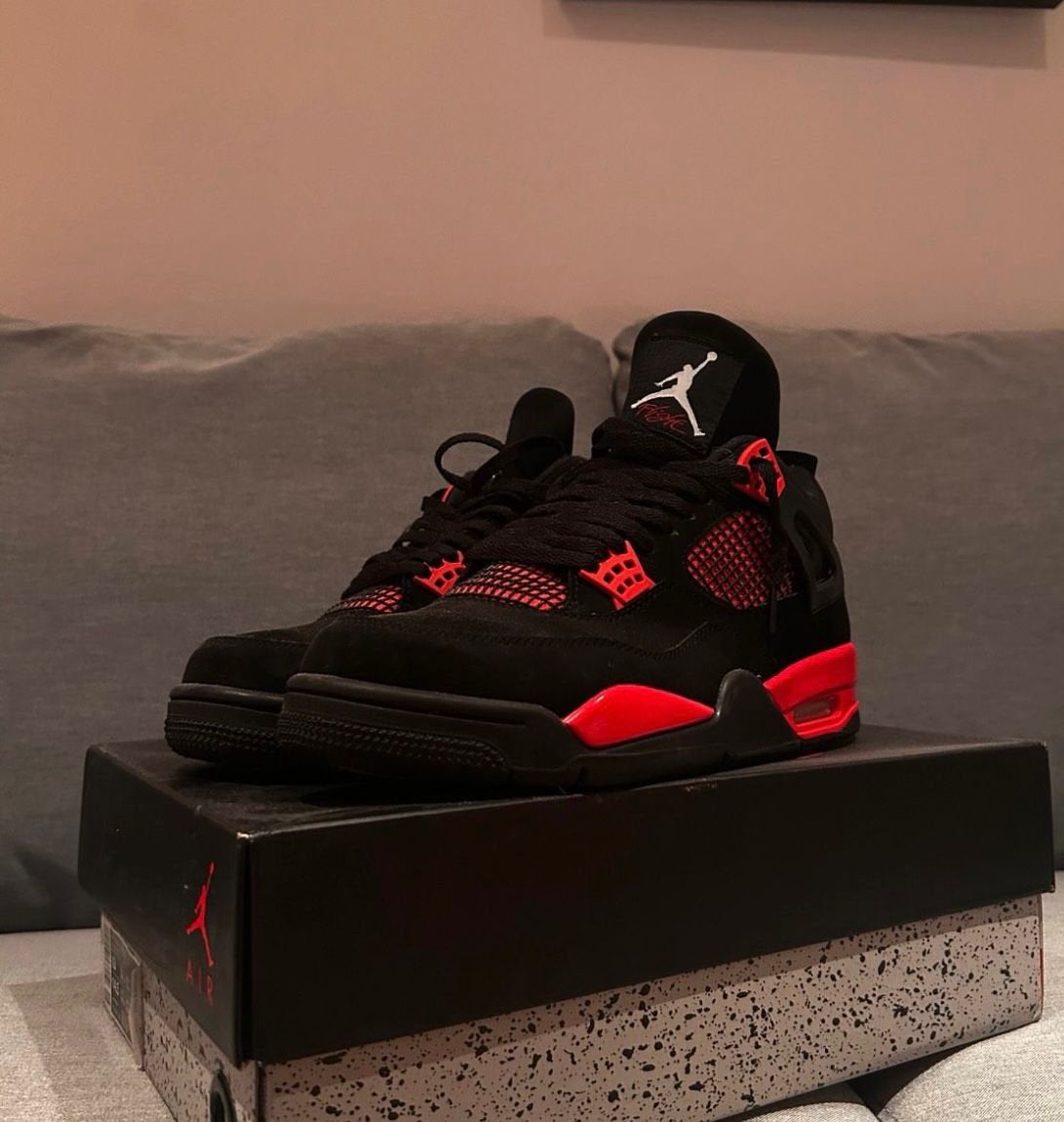 Jordan 4 red thunder, Ophalen of Verzenden, Zo goed als nieuw, Zwart