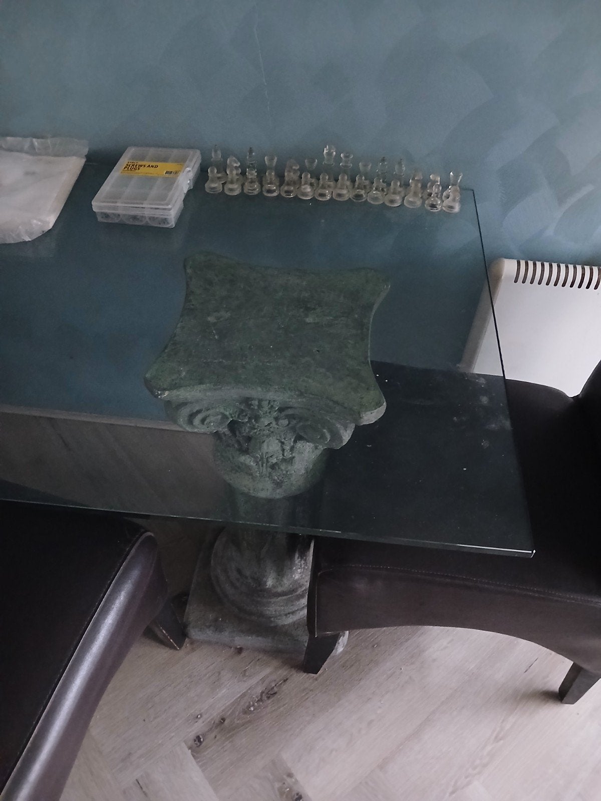 Eethoek met glazen blad, zuilen en 2 stoelen, Ophalen of Verzenden, Gebruikt, Tot twee personen, Glas
