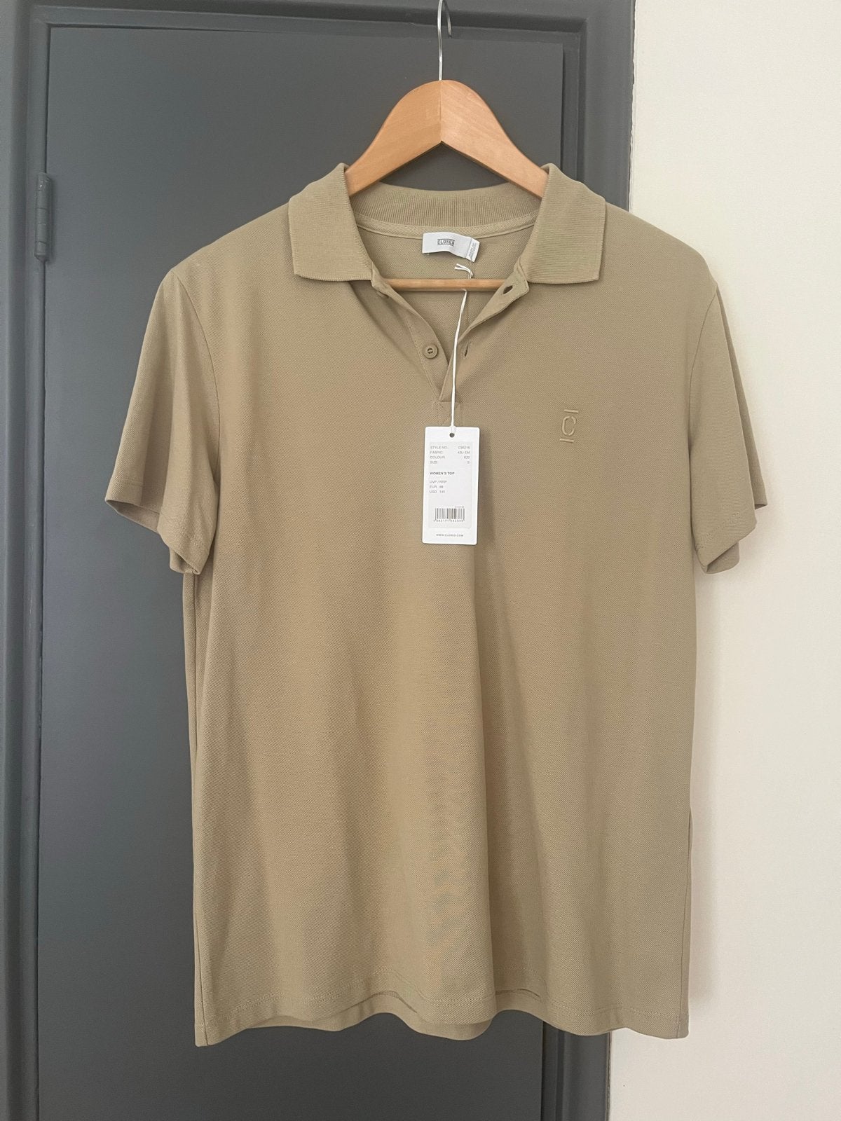 Nieuwe Closed polo maat S (valt groot) - Beige Safari, Beige, Nieuw, Ophalen of Verzenden, Korte mouw