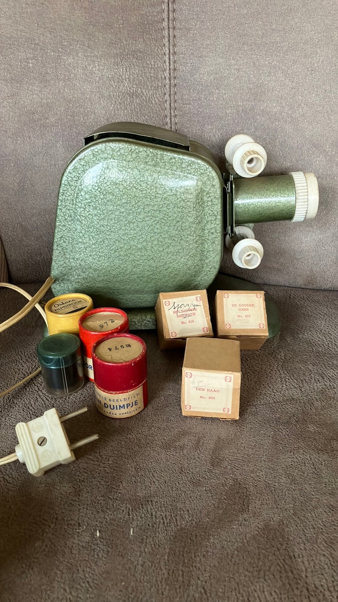 Vintage filmprojector (Cifo?) met 7 films, oa Donald Duck, Audio, Tv en Foto, Filmrollen, Ophalen of Verzenden, 8mm film