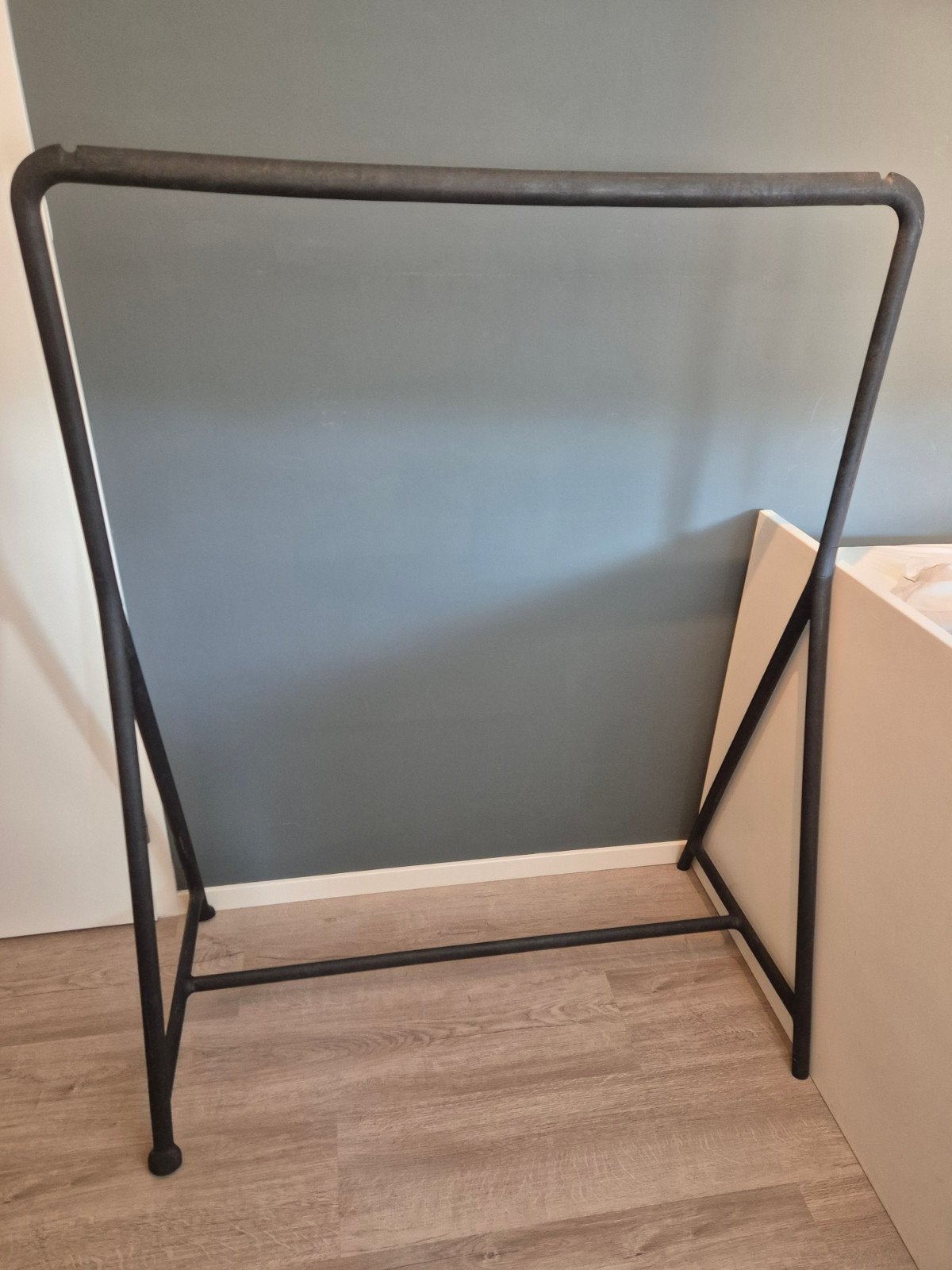 Stijlvol zwart kledingrek van Ikea, Ophalen, Gebruikt