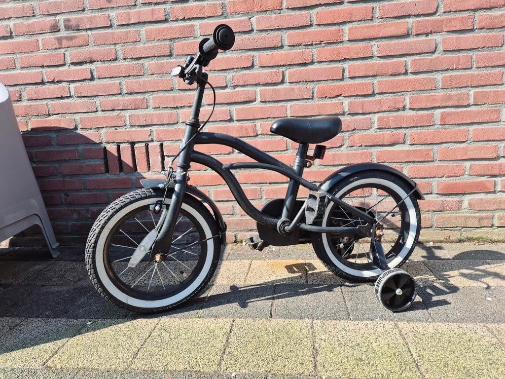 Zwarte kinderfiets met zijwielen, Fietsen en Brommers, Fietsen | Kinderfietsjes, Ophalen, Gebruikt, Minder dan 16 inch, Zijwieltjes