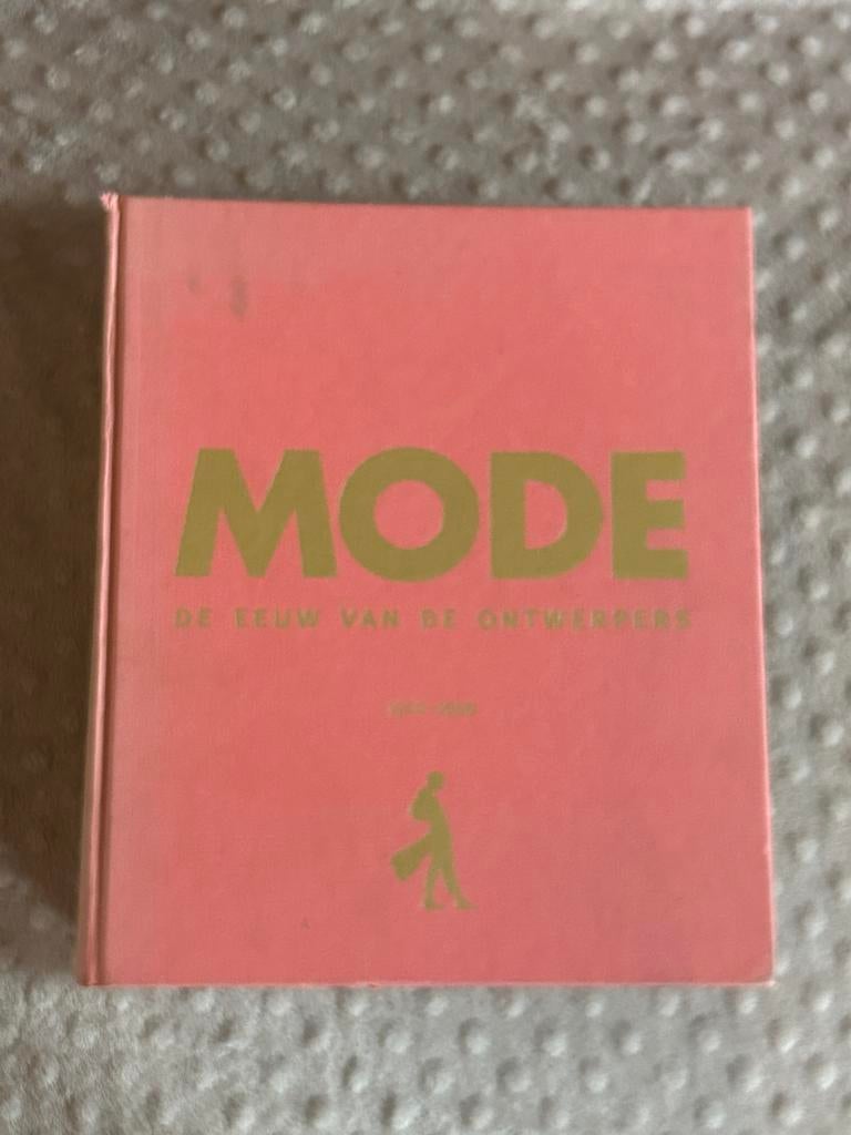 MODE: De Eeuw van de Ontwerpers 1900-1999, Boeken, Kunst en Cultuur | Fotografie en Design, Ophalen of Verzenden, Gelezen