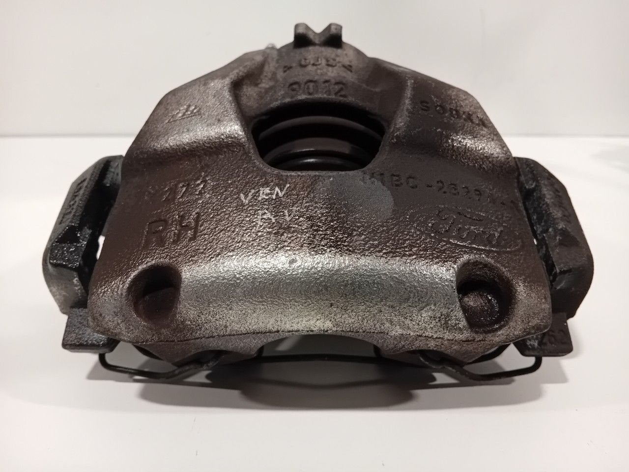 Remklauw rechts voor Ford Fiesta, Onderdelen@venauto.nl, Van der Ven Autorecycling B.V., Gebruikt, Ettenseweg 76, 4706 PB Roosendaal, The Netherlands