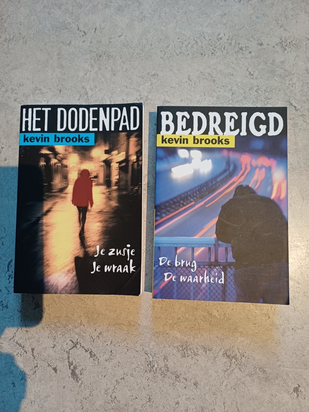 Het Dodenpad  en Bedreigd - Kevin Brooks, Boeken, Ophalen of Verzenden, Gelezen, Kevin Brooks, Europa overig