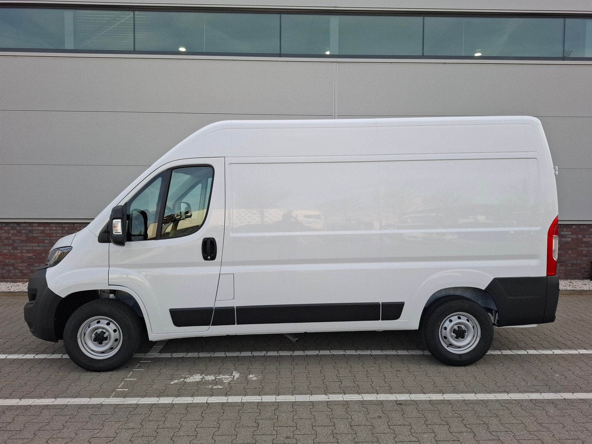 Fiat Ducato L2H2 120PK All Weather + Betimmering, 3300 kg, Euro 6, 4 cilinders, Leder en Stof