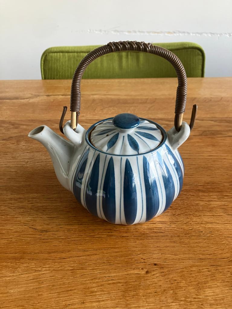 Mooie theepot met bamboelook handvat, Antiek en Kunst, Antiek | Keramiek en Aardewerk, Ophalen of Verzenden