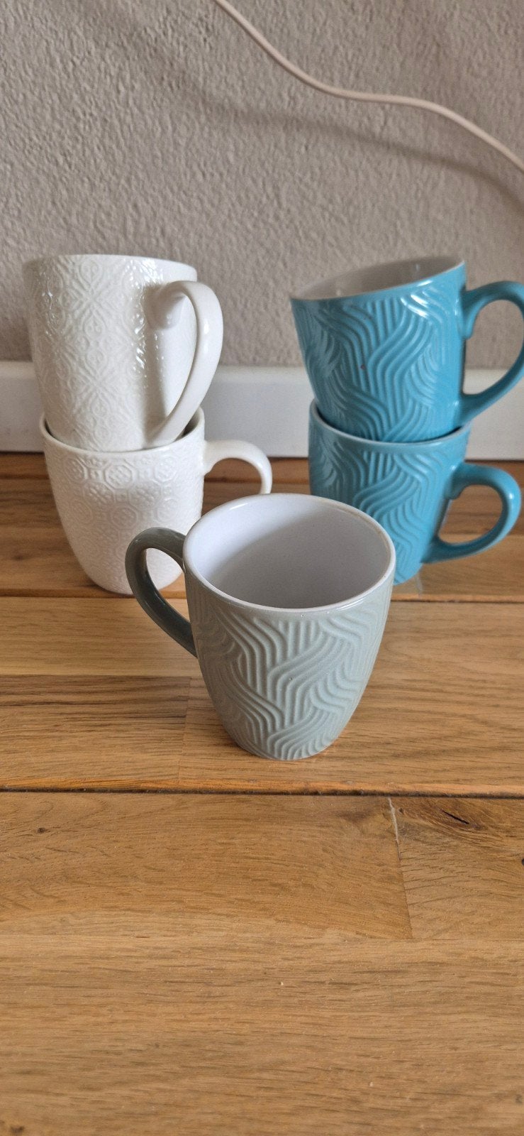 5 koffiebekers met reliëf - blauw, wit, grijs, Huis en Inrichting, Keuken | Servies, Ophalen, Zo goed als nieuw, Keramiek, Mok