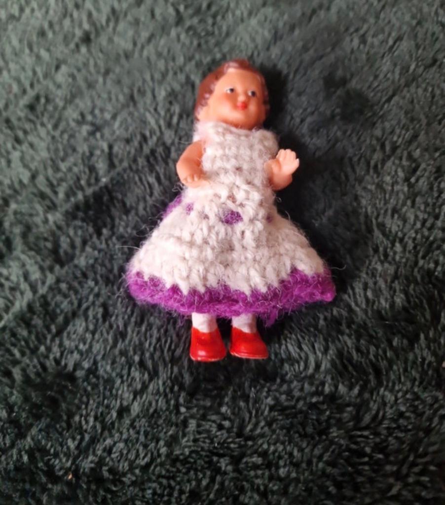 Ari popje 8 cm - Vintage babypopje met gehaakt jurkje, Ophalen of Verzenden, Gebruikt, Babypop