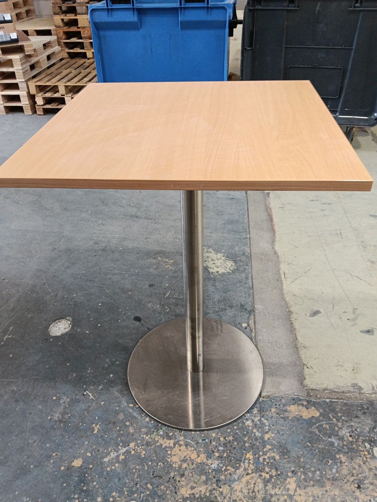 Vierkante statafel met houten blad en metalen poot, Gebruikt, 50 tot 100 cm, Modern, functioneel, Vierkant