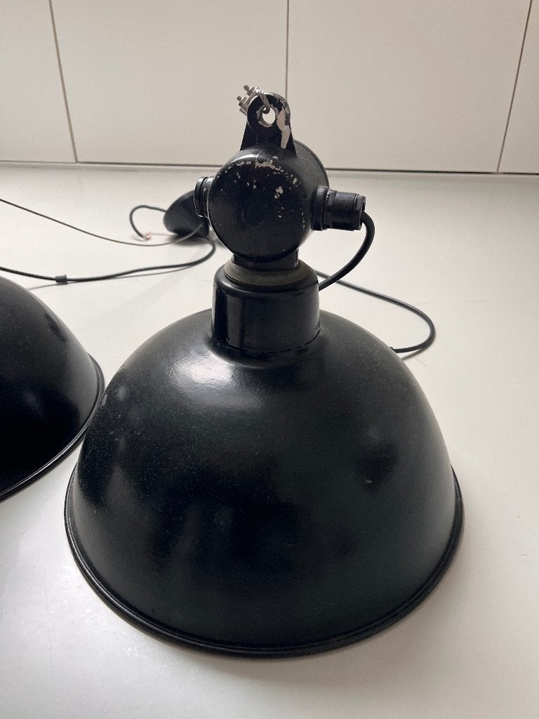 Twee vintage (emaille) hanglampen, Huis en Inrichting, Lampen | Hanglampen, Ophalen, Gebruikt, Metaal, Minder dan 50 cm