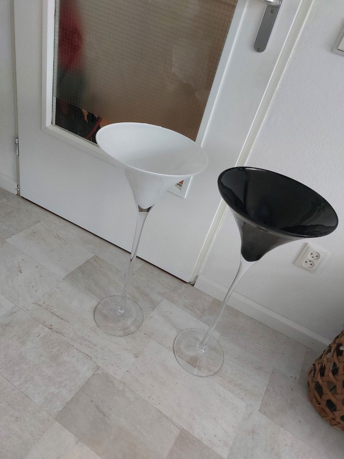 Set van 2 decoratieve martini glazen, wit en zwart, Antiek en Kunst, Ophalen
