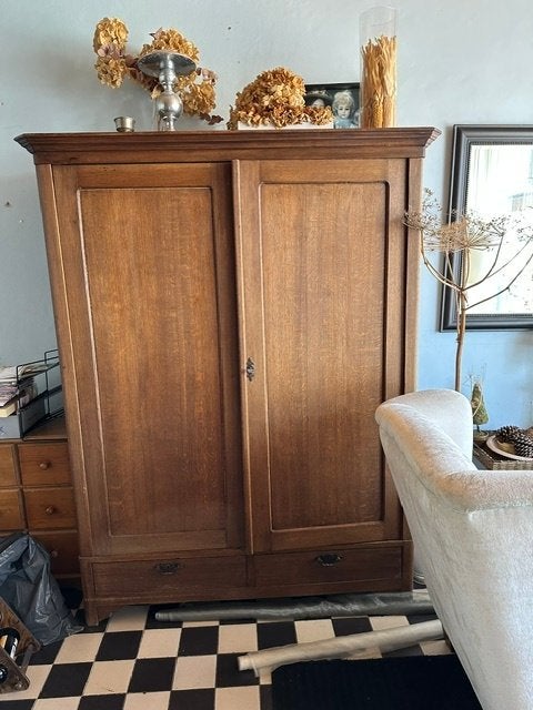 Oude houten kast/ linnenkast/servieskast, Ophalen