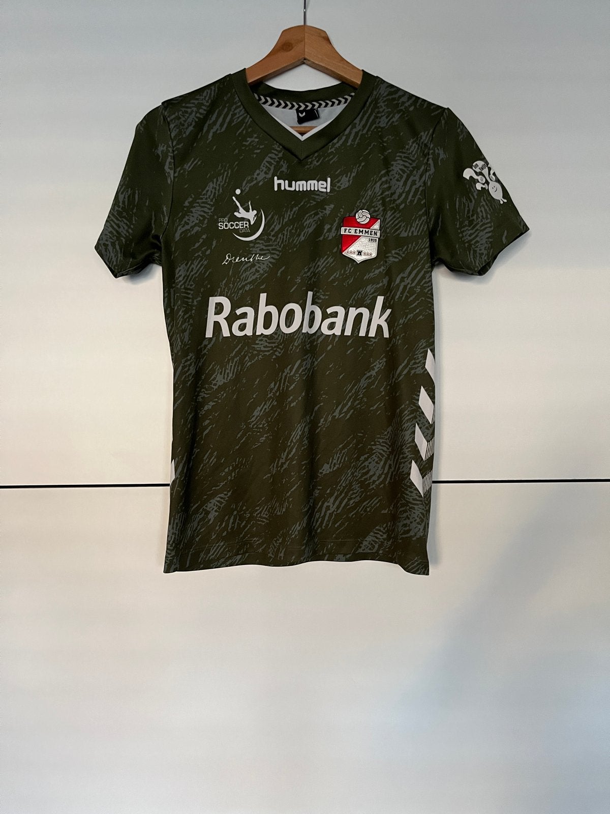 FC Emmen Hummel voetbalshirt maat 164, Ophalen of Verzenden, Zo goed als nieuw, Jongen, Sport- of Zwemkleding
