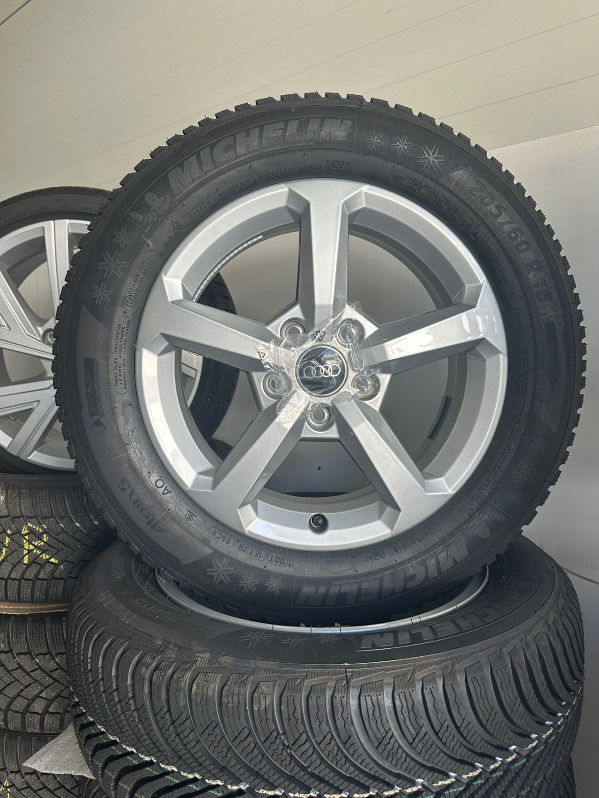 Originele Audi Q2 Winterset | 16’ | Michelin Alpin 5 | Nieuw, Ophalen, 16 inch, Banden en Velgen, 205 mm