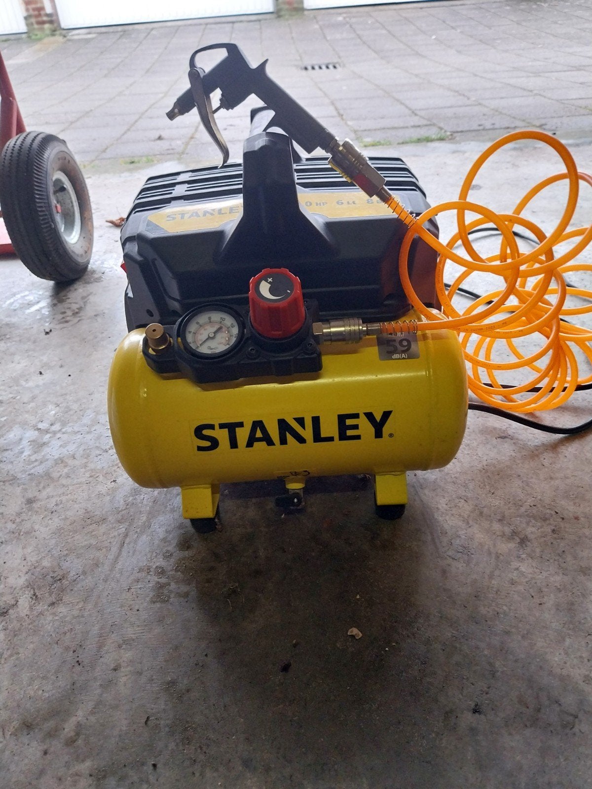 Stanley Luchtcompressor met accessoires - Zo goed als nieuw, Doe-het-zelf en Verbouw, Compressors, Zo goed als nieuw, 6 tot 10 bar