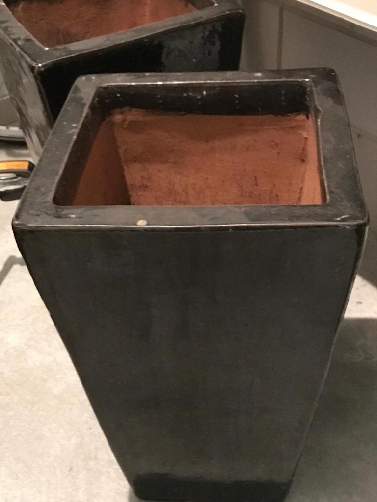 Set van 2 Hoge Zwarte Bloempotten - Gebruikt, Tuin en Terras, Ophalen, Steen, Gebruikt, Minder dan 60 cm