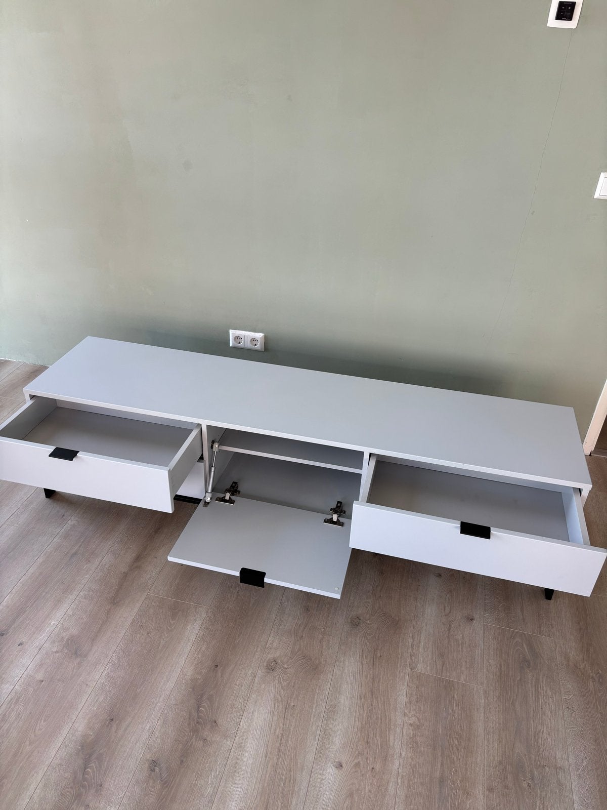 Modern TV-meubel - Grijs met Zwarte Details, Huis en Inrichting, Ophalen, Overige materialen, 150 tot 200 cm, Zo goed als nieuw