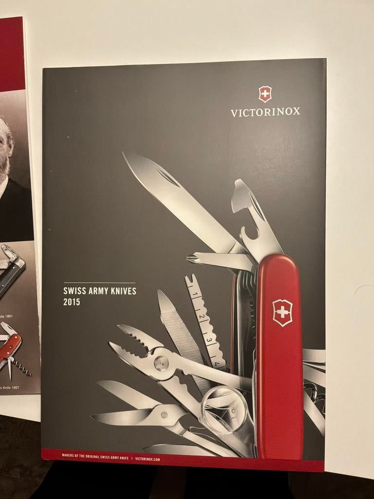 Vitorinox messen catalogus 9 stuks, Verzamelen, Ophalen, Zo goed als nieuw