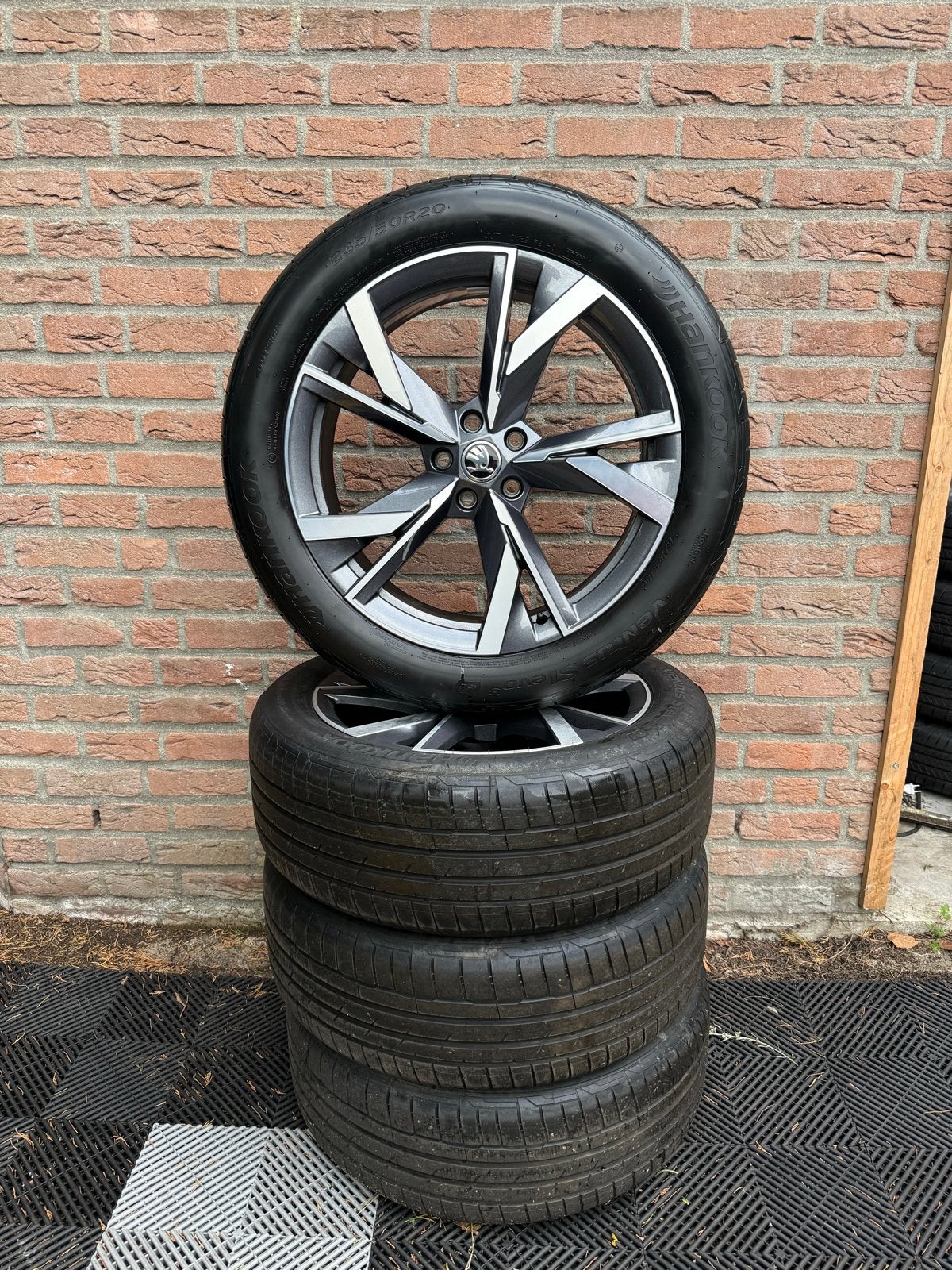 20 inch originele Skoda Enyaq velgen met zomerbanden DEMO, Gebruikt, Banden en Velgen, Ophalen of Verzenden, 235 mm