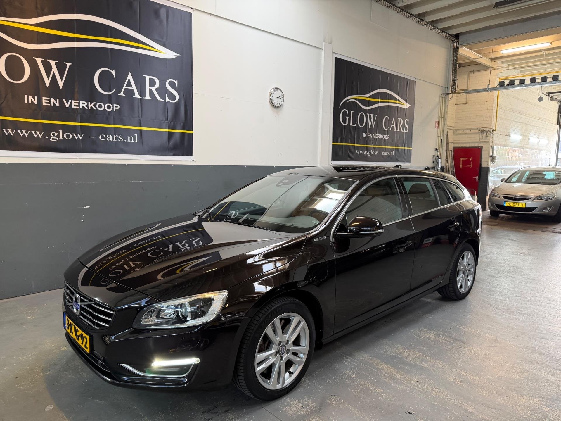 Volvo V60 2.4 D6 AWD Plug-In Hybrid Summum |AUTOMAAT|PDC|AIR, Auto's, Automaat, Zwart, Vierwielaandrijving, 11 kWh