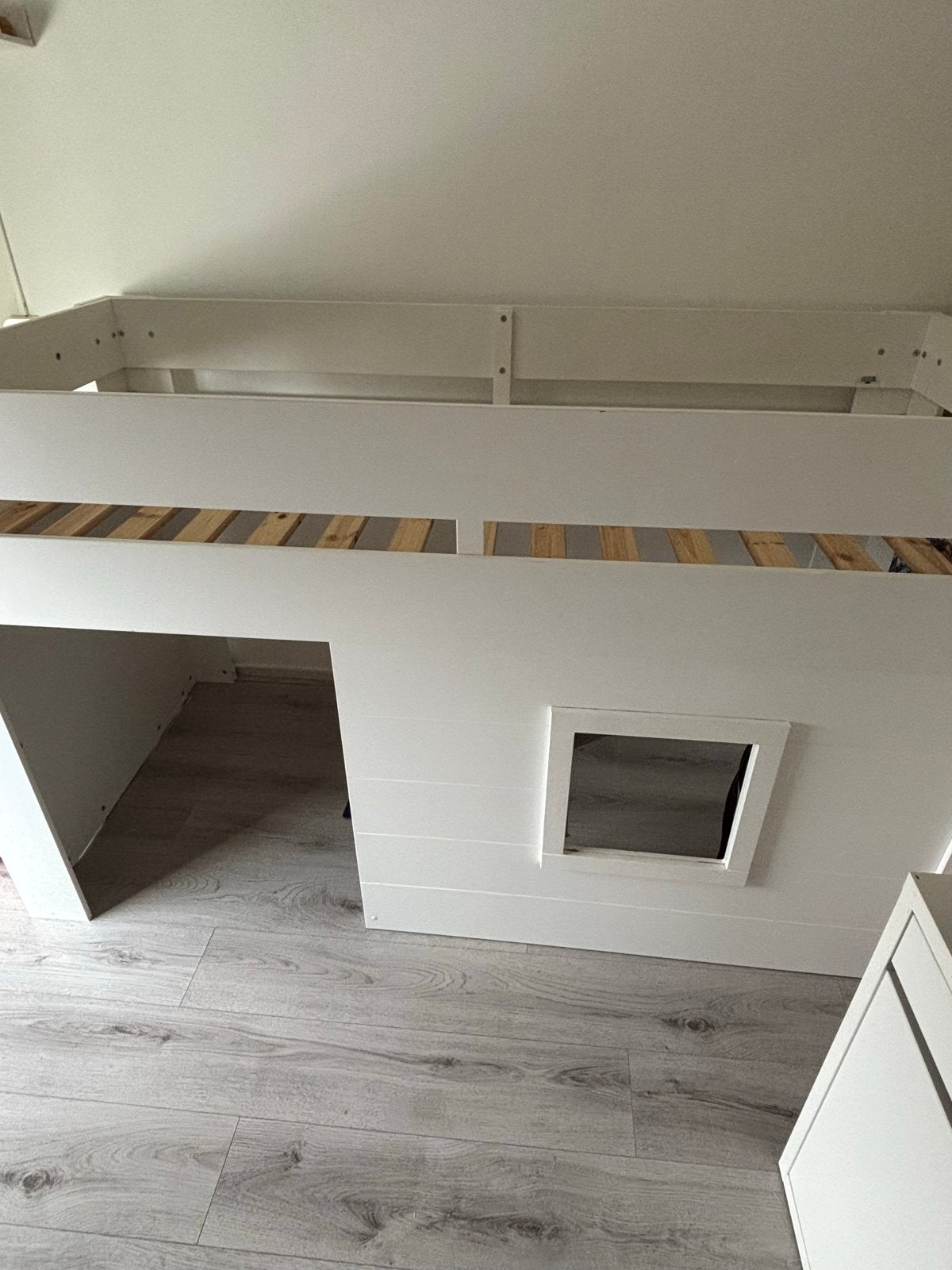 Witte halfhoogslaper met speelhuisje en ladder, Huis en Inrichting, Ophalen, Gebruikt, 90 cm, Eenpersoons