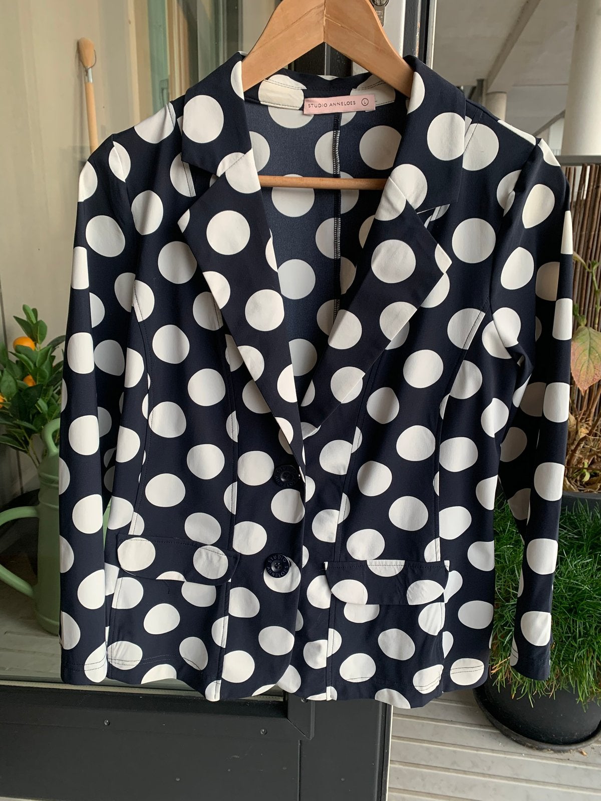Donkerblauw/wit polkadot colbert, Studio Anneloes, Ophalen, Zo goed als nieuw, Maat 42/44 (L), Blauw