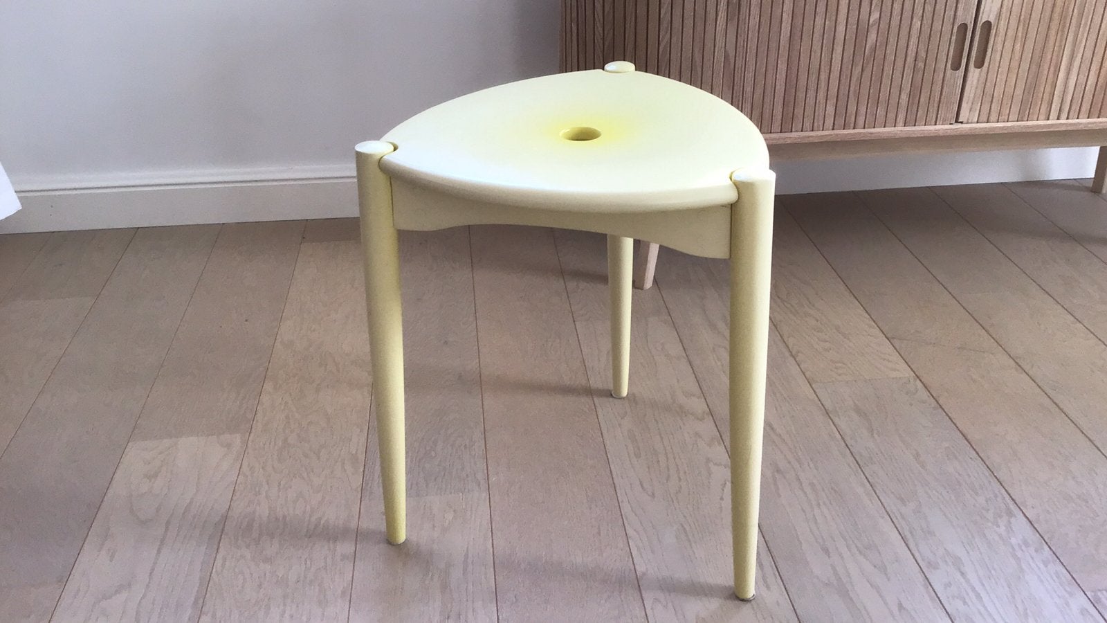 Vintage Scandinavisch zacht gele kruk bijzettafel planttafel, Ophalen, Gebruikt, Hout