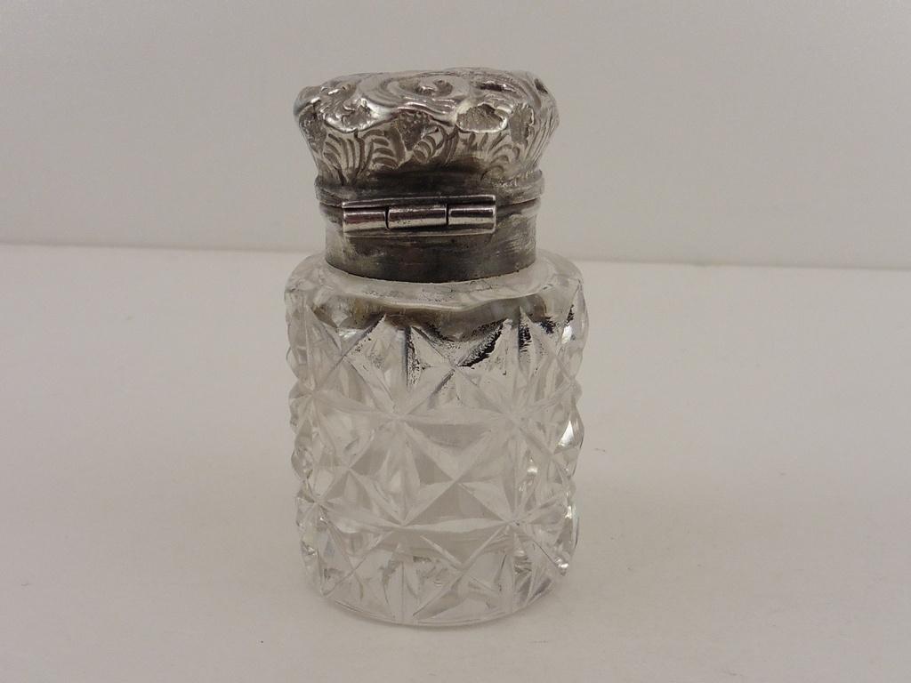 Parfumflesje met zilveren dop                           D134, Gebruikt, ., Ophalen of Verzenden, .