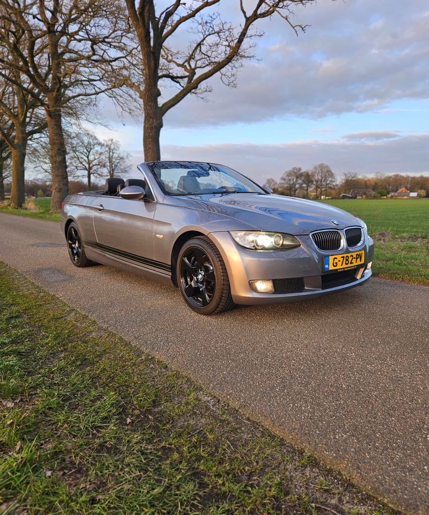 BMW 325i High Ex Cabrio 2e eig. NAP 130.000km zeer mooi, Auto's, Euro 5, Achterwielaandrijving, Lichtsensor, Zwart