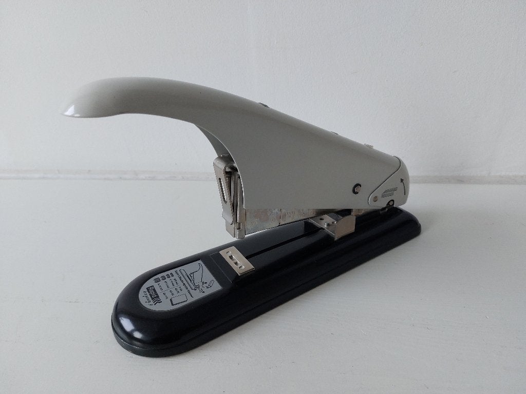 Nietmachine voor nieten tot 110 vellen papier, Diversen, Bureau-accessoires, Ophalen of Verzenden, Zo goed als nieuw