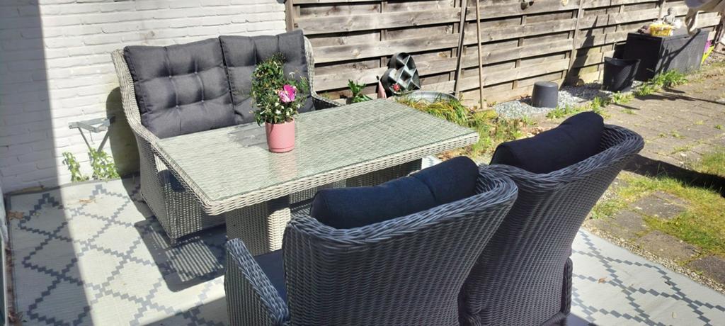 Wicker tuinset met tafel en 2 banken, Ophalen, 5 zitplaatsen, Bank, Zo goed als nieuw