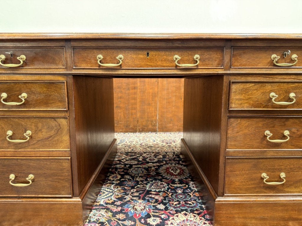Foto 11 van Klassiek Engels Bureau met Bureaustoel