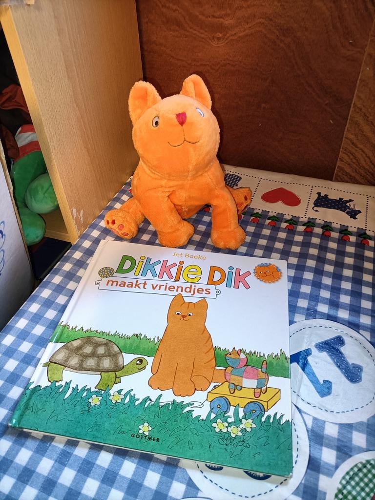 Dikkie Dik knuffel 24 cm + boek Dikkie Dik Maakt vriendjes, Ophalen of Verzenden, Zo goed als nieuw