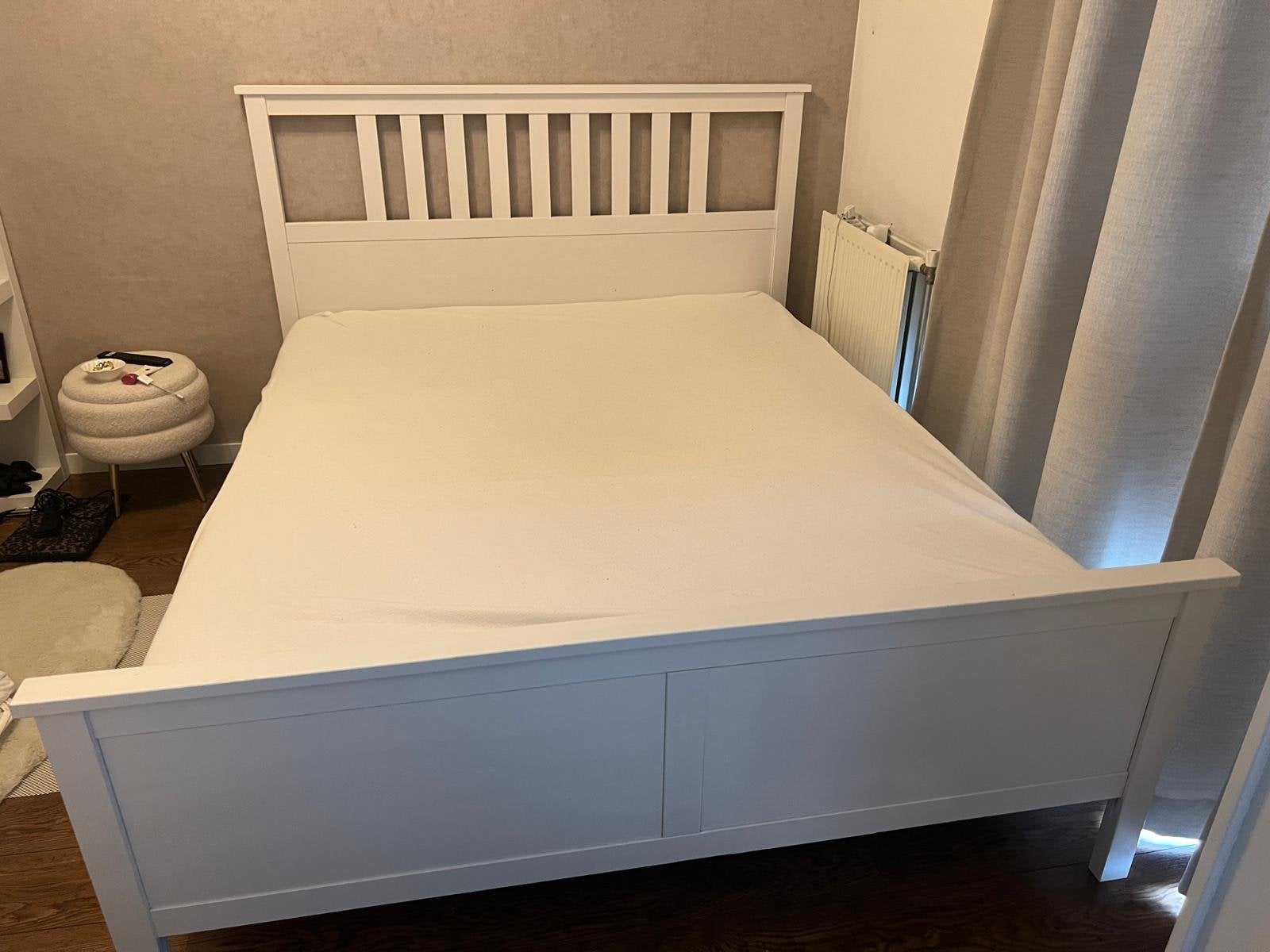 Wit tweepersoonsbed met lattenbodem