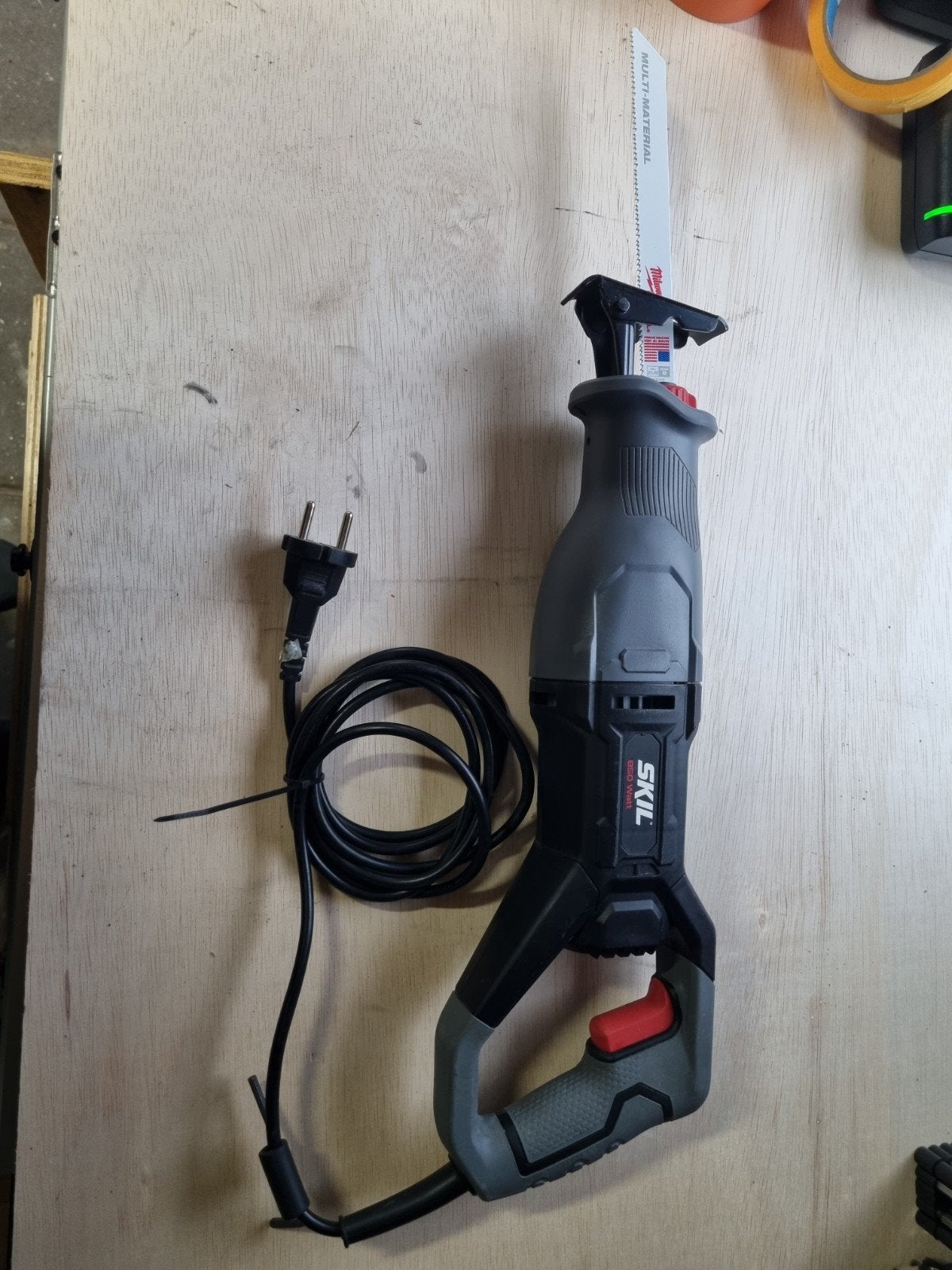 Skil 850 Watt Reciprozaag met Snelwissel, Gebruikt, 70 mm of meer, 600 tot 1200 watt, Ophalen of Verzenden
