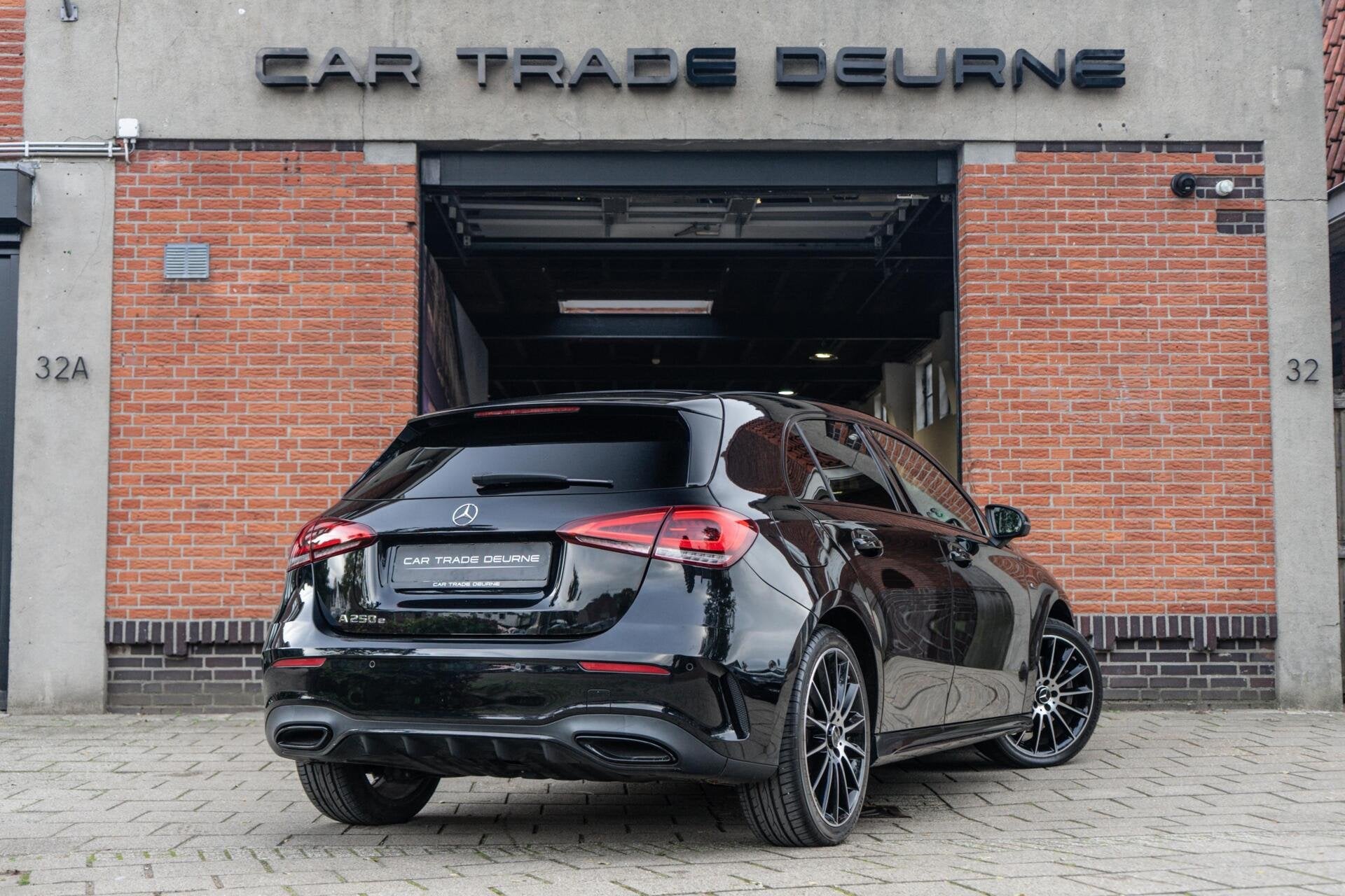 Mercedes A-klasse 250 e AMG Edition / Camera / Ambi, Gebruikt, Zwart, 4 cilinders, Alcantara