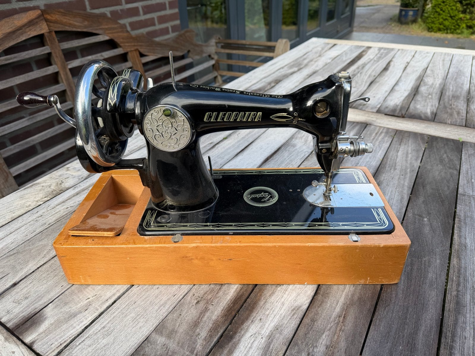 Antieke Cleopatra naaimachine op houten onderstel, Ophalen of Verzenden