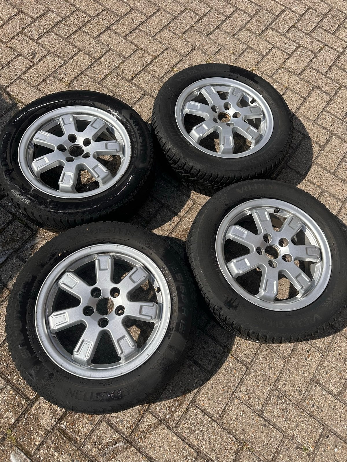 Set van 4 Vredestein winterbanden op velg 185/60 R15 vw polo, Gebruikt, 15 inch, Banden en Velgen, Personenwagen