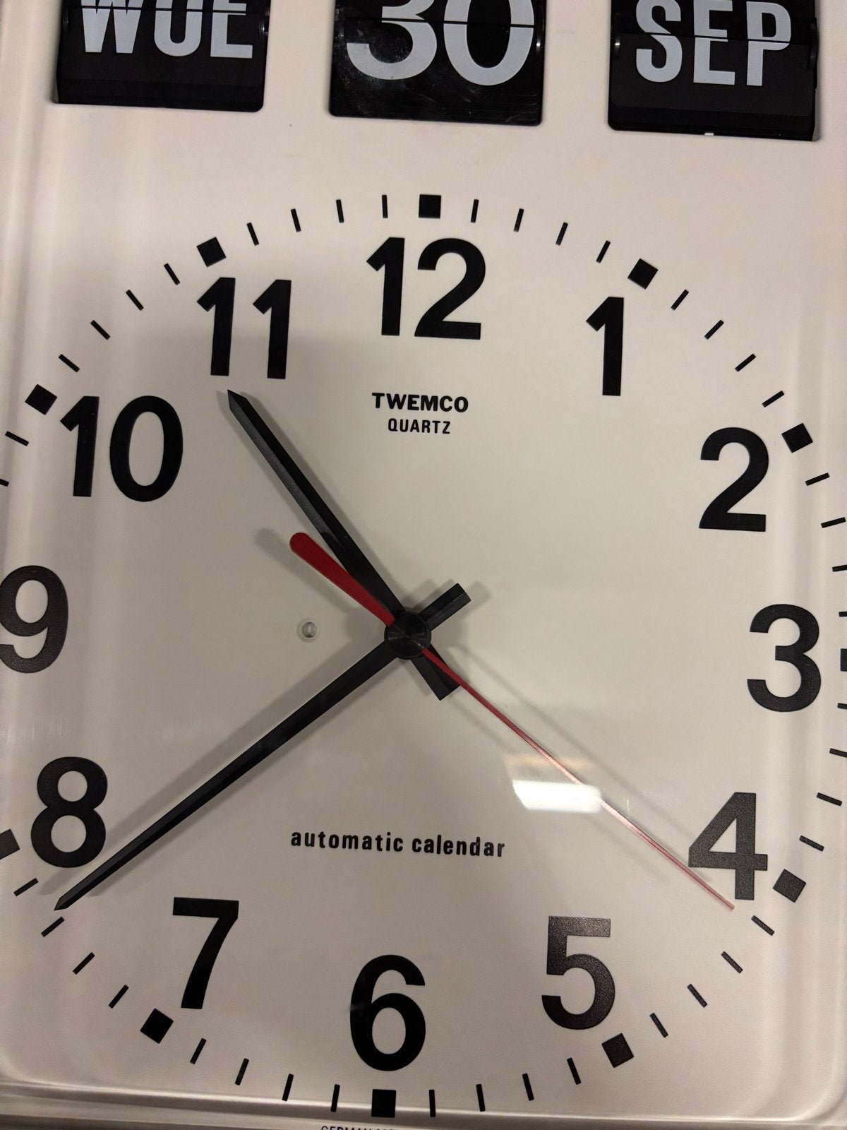 Twemco BQ-12 Flip Klok met Automatische Kalender - Nieuw!, Wandklok, Wit, Ophalen of Verzenden, Zo goed als nieuw