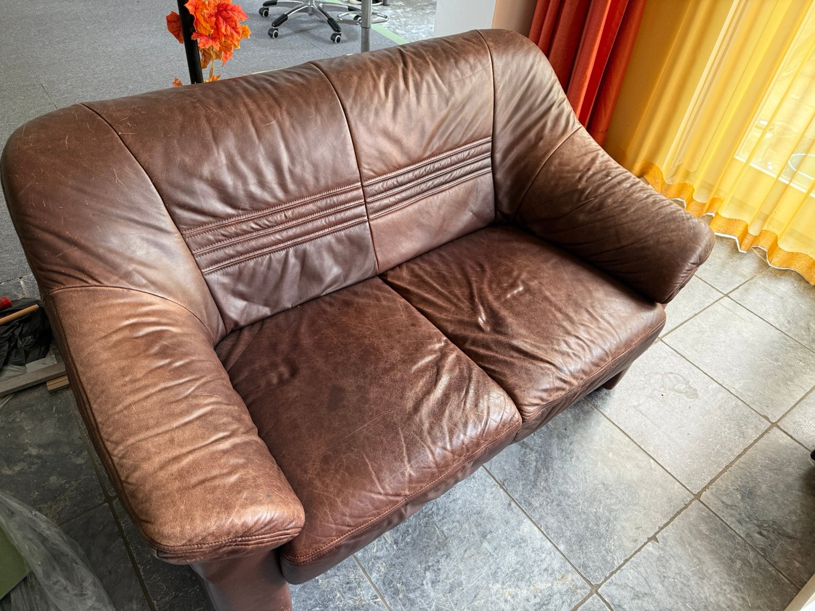 Foto 2 van Bruine 2 pers bank €50,-